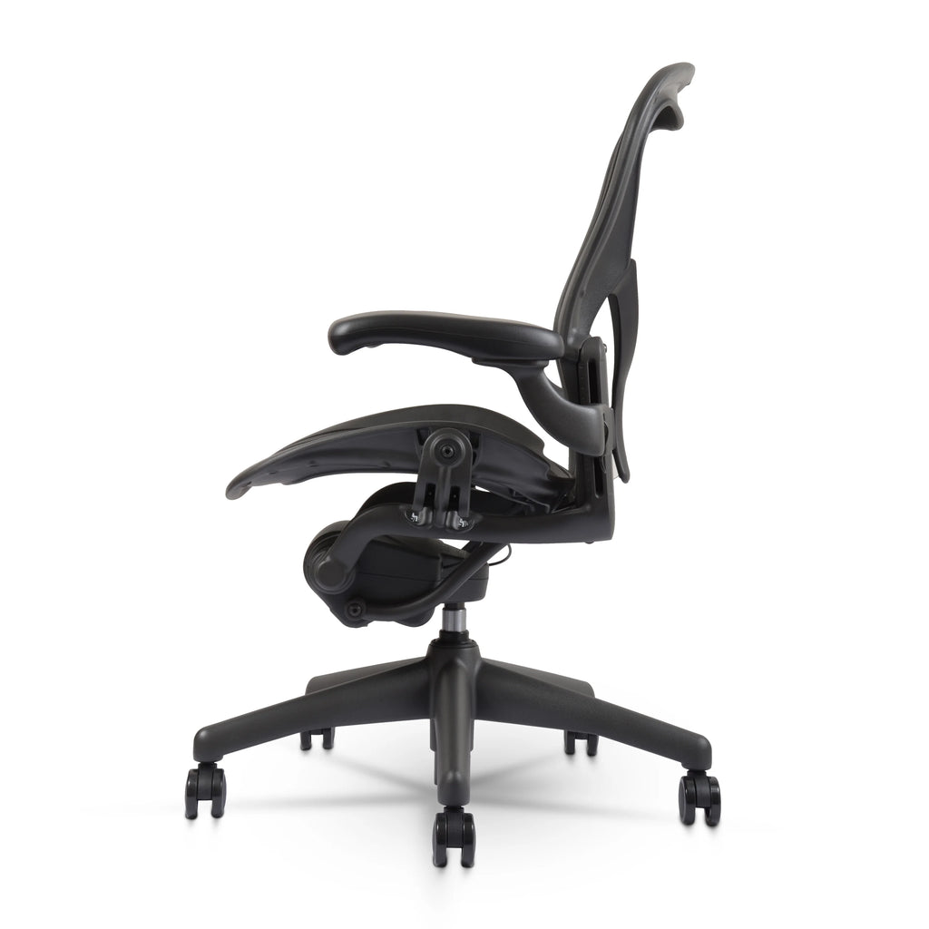 Herman Miller Aeron Chair Size B (𝙍𝙚𝙛𝙪𝙧𝙗𝙞𝙨𝙝𝙚𝙙) Fully Loaded PostureFit Clip‑Latch Adjustable Arms and 12‑Year Warranty along with 3 Yr Mechanical Warranty