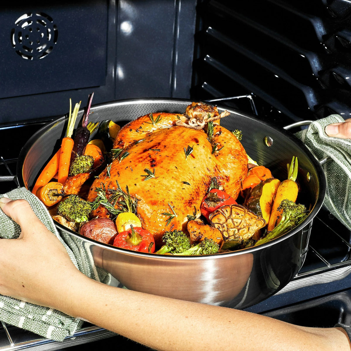 Hybrid Deep Saut Pan/Chicken Fryer with Lid, 7-Qt