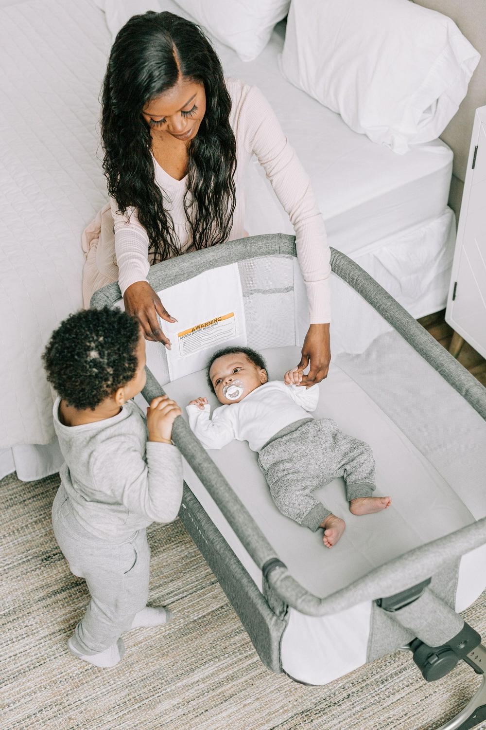 Baby Delight Beside Me Dreamer Bassinet &amp; Bedside Sleeper. Charcoal Tweed. Ages 0-5 Months (Unisex)