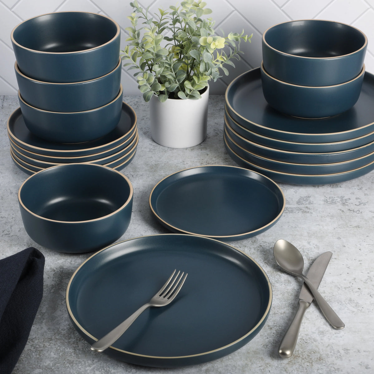Gibson Home Zuma 18 Piece Dinnerware Set - Black
