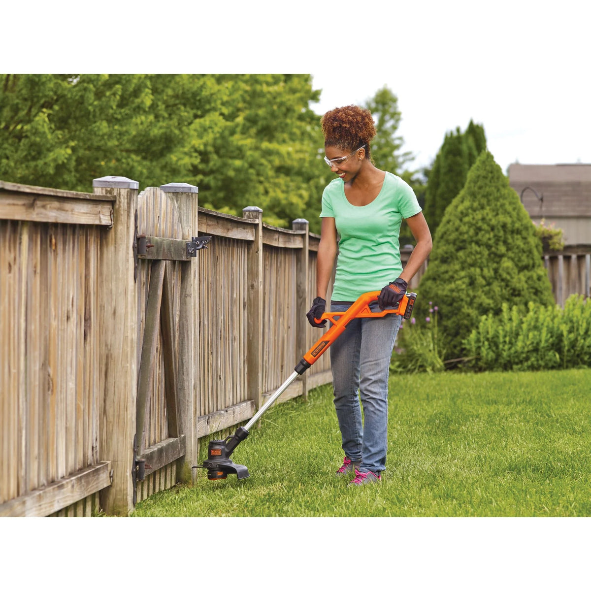 BLACK+DECKER 20V MAX* Lithium 10 in. String Trimmer / Edger, LST201